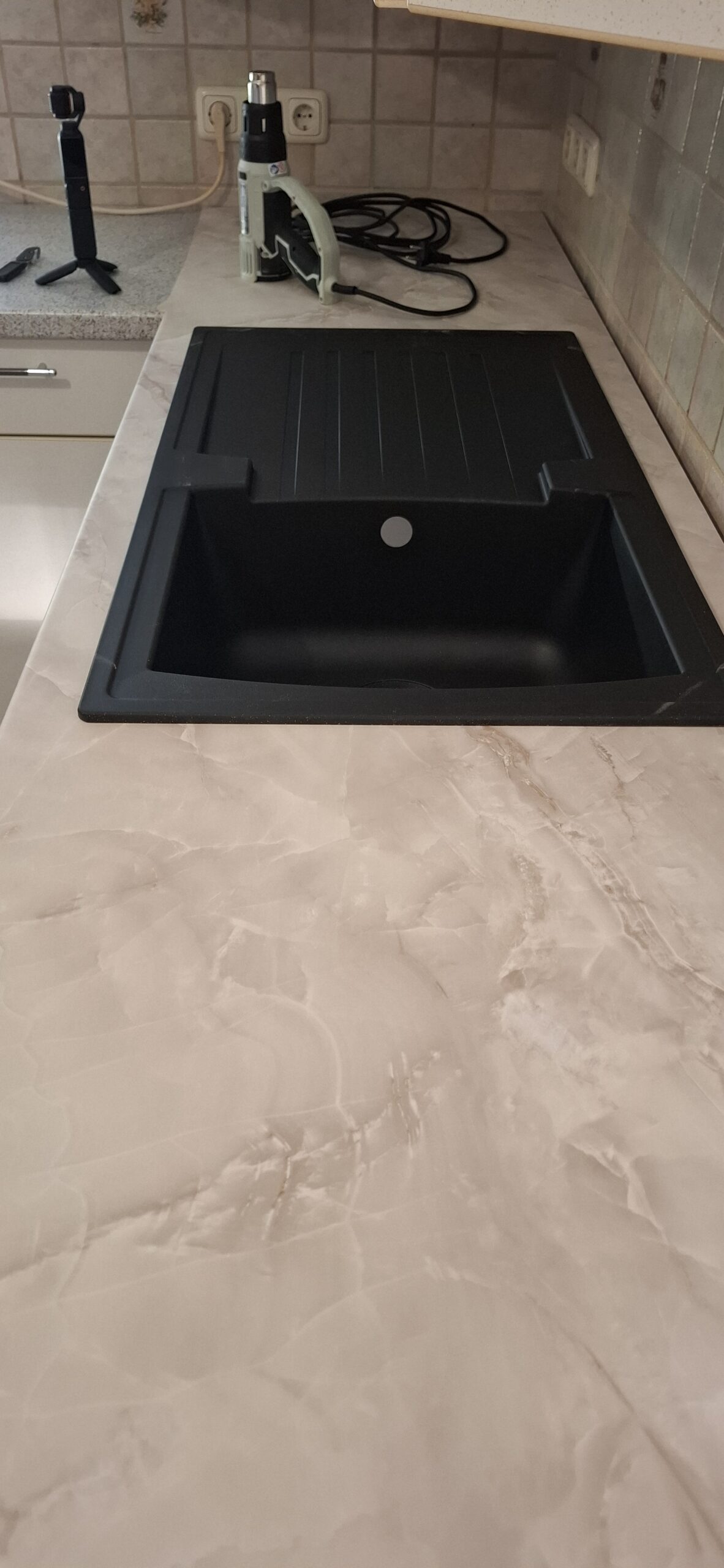 mit Holzelementen und Marmor- Arbeitsplatte - Womostyle Interior Concepts