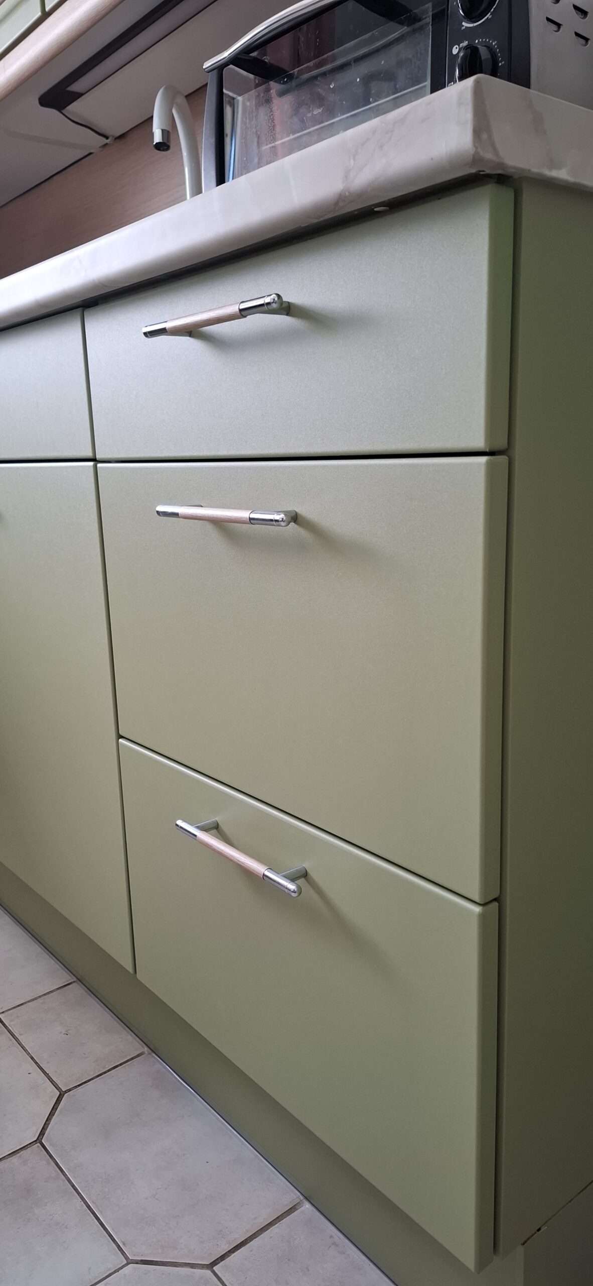 Küche in Grün matt mit Holzelementen und Marmor- Arbeitsplatte - Womostyle Interior Concepts