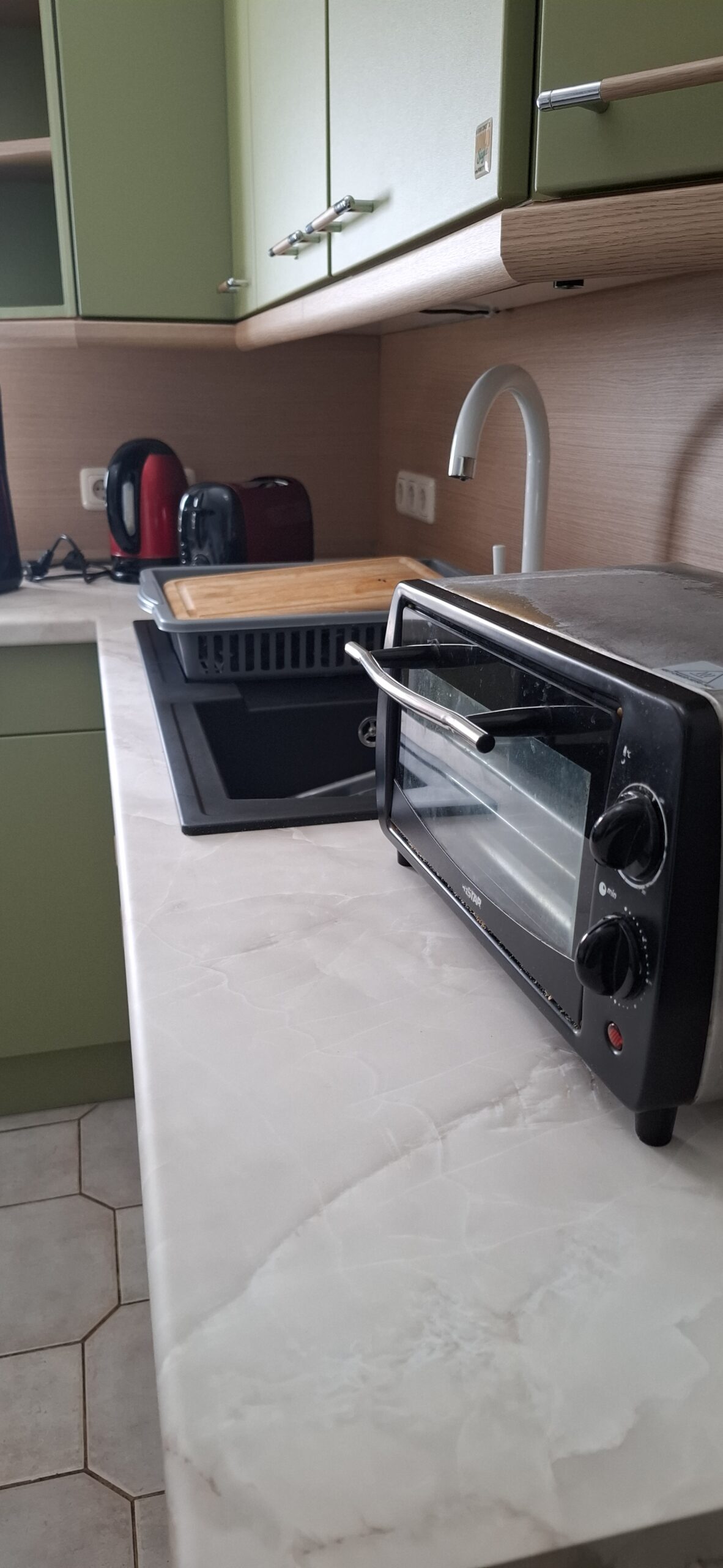 Küche in Grün matt mit Holzelementen und Marmor- Arbeitsplatte - Womostyle Interior Concepts