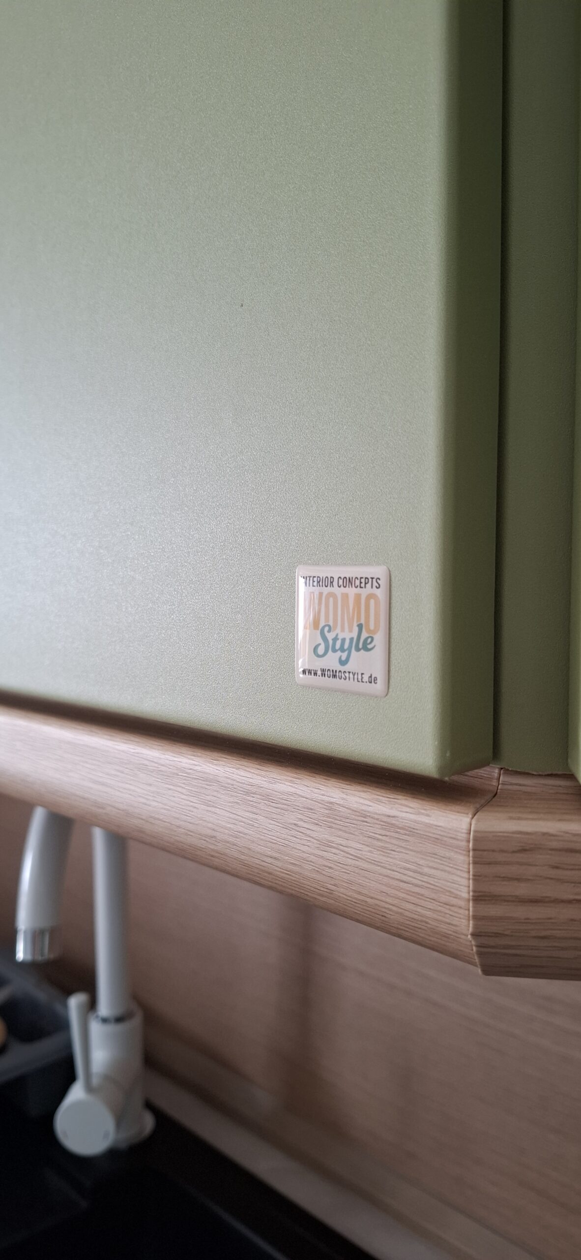 Küche in Grün matt mit Holzelementen und Marmor- Arbeitsplatte - Womostyle Interior Concepts