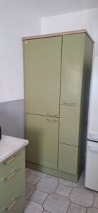 mit Holzelementen und Marmor- Arbeitsplatte - Womostyle Interior Concepts