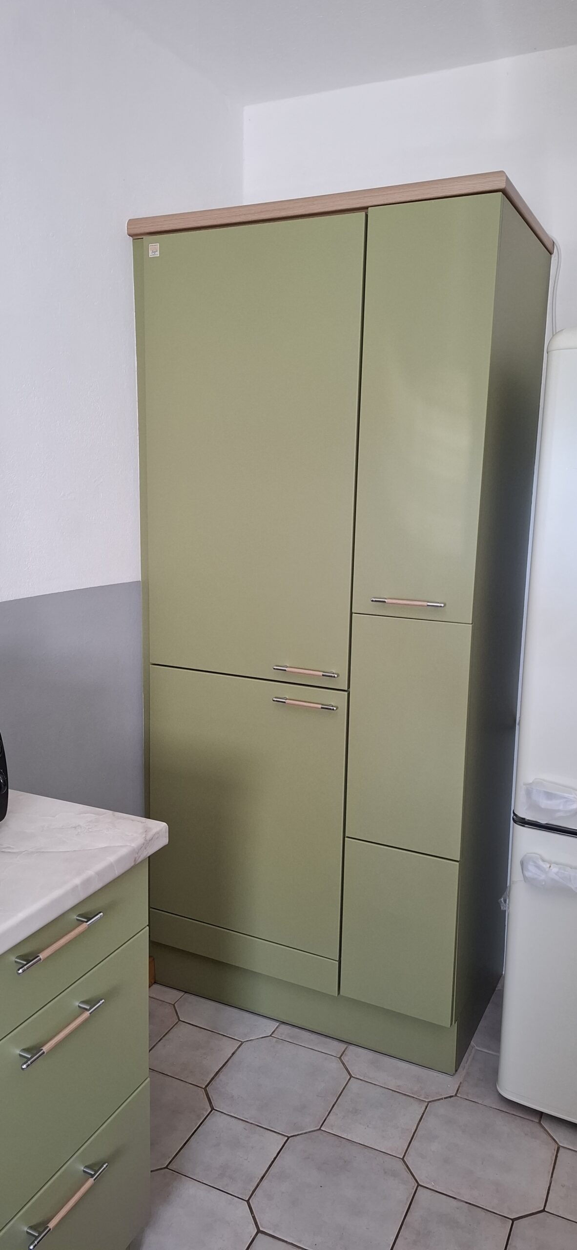 mit Holzelementen und Marmor- Arbeitsplatte - Womostyle Interior Concepts