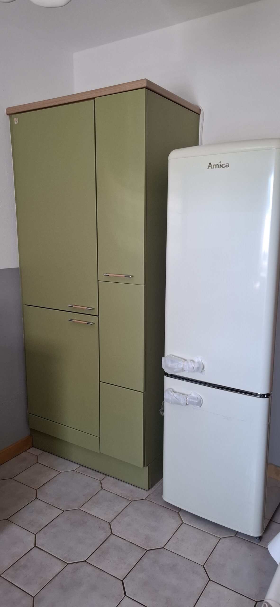 Küche in Grün matt mit Holzelementen und Marmor- Arbeitsplatte - Womostyle Interior Concepts