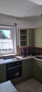 mit Holzelementen und Marmor- Arbeitsplatte - Womostyle Interior Concepts