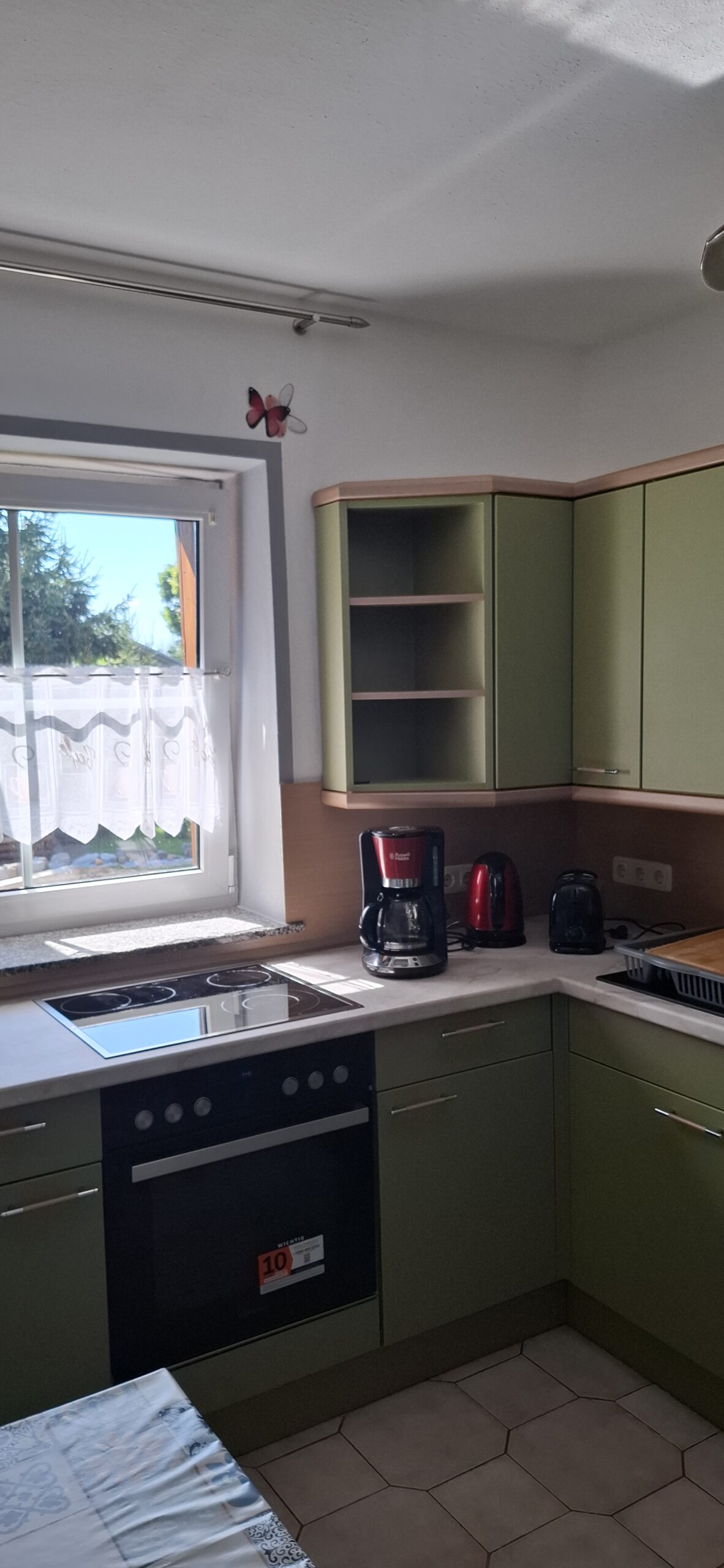 mit Holzelementen und Marmor- Arbeitsplatte - Womostyle Interior Concepts