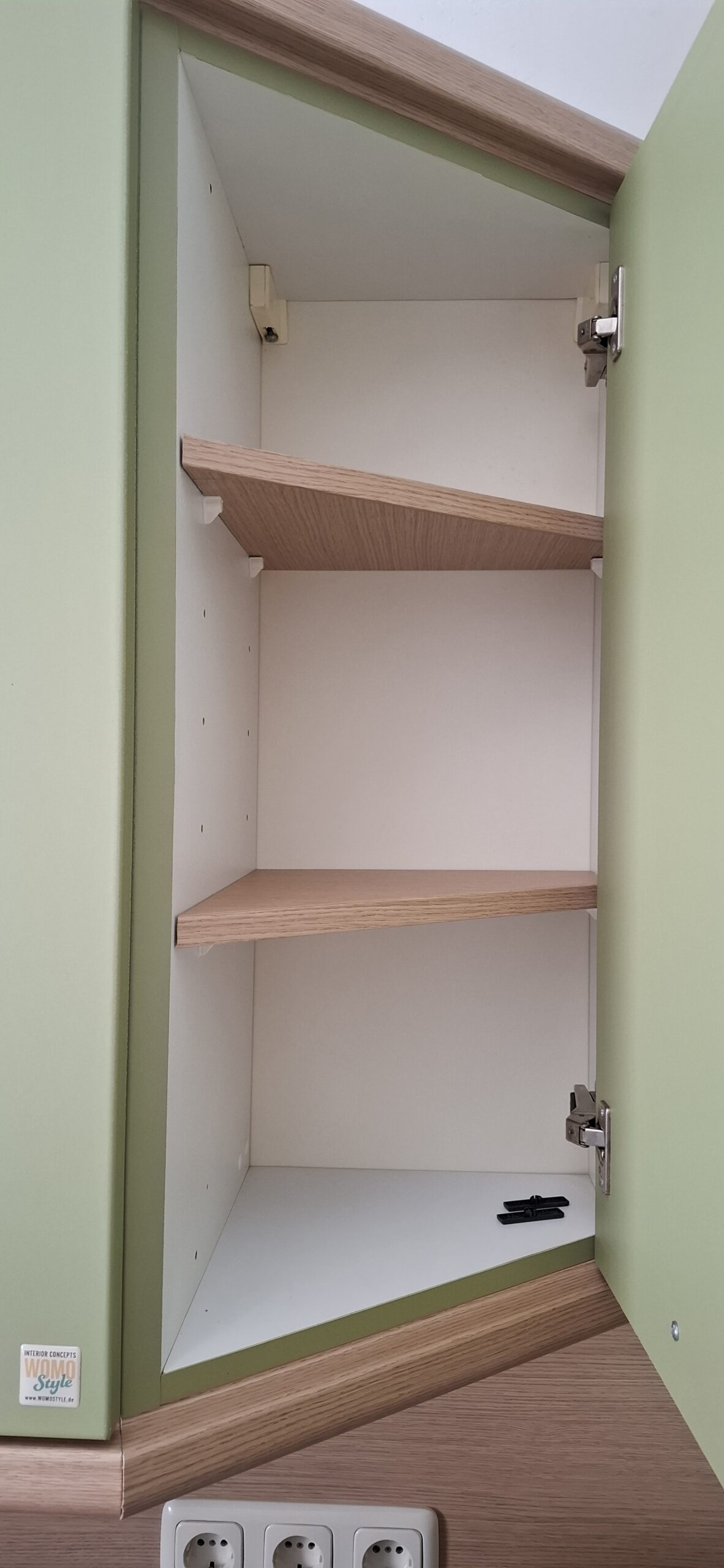 Küche in Grün matt mit Holzelementen und Marmor- Arbeitsplatte - Womostyle Interior Concepts