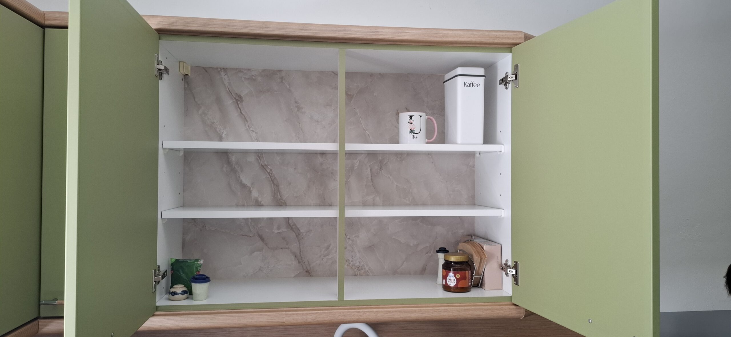 Küche in Grün matt mit Holzelementen und Marmor- Arbeitsplatte - Womostyle Interior Concepts