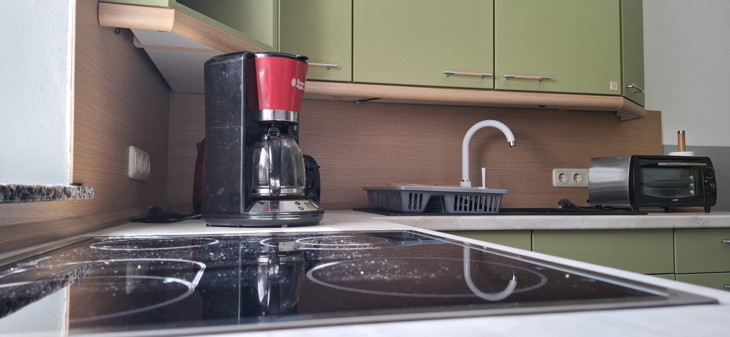 Küche in Grün matt mit Holzelementen und Marmor- Arbeitsplatte - Womostyle Interior Concepts