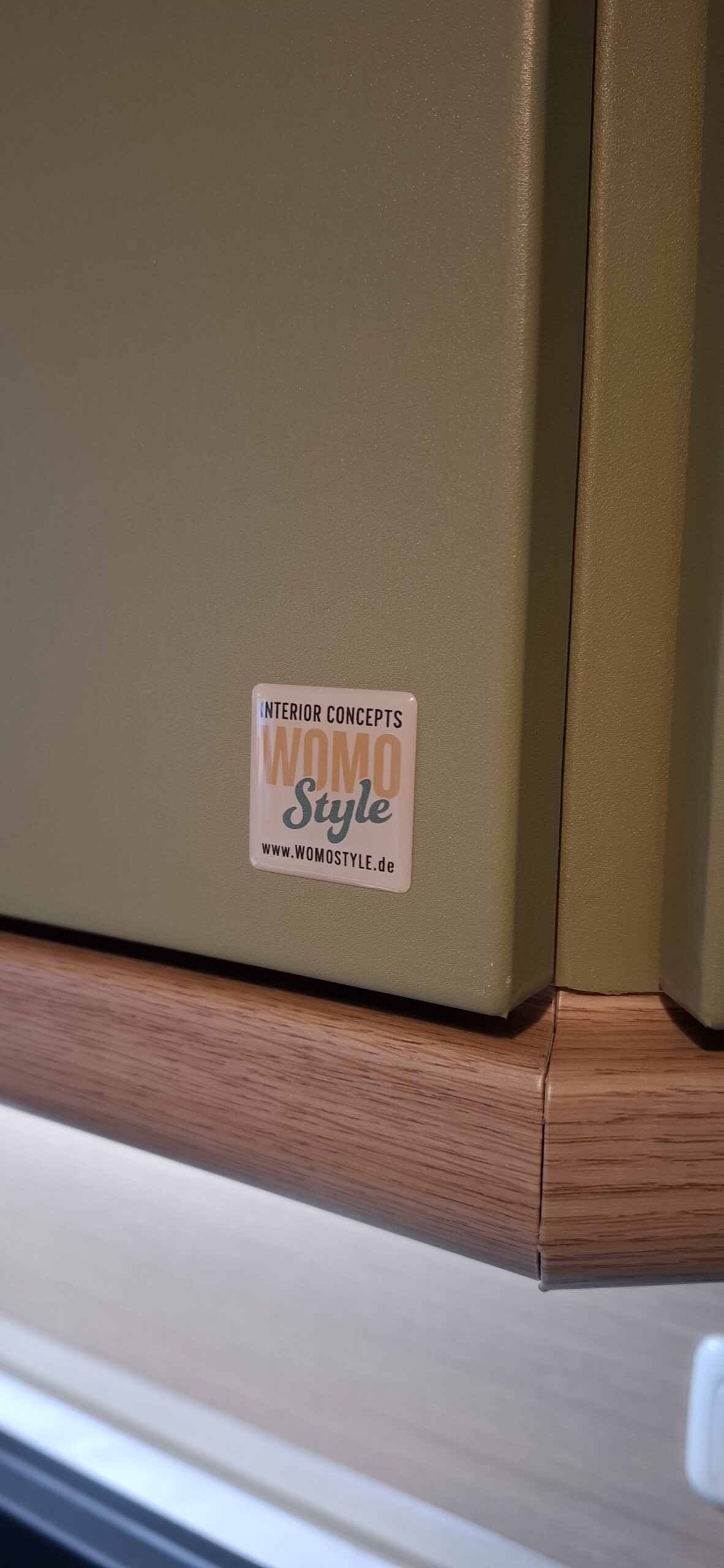 Küche in Grün matt mit Holzelementen und Marmor- Arbeitsplatte - Womostyle Interior Concepts