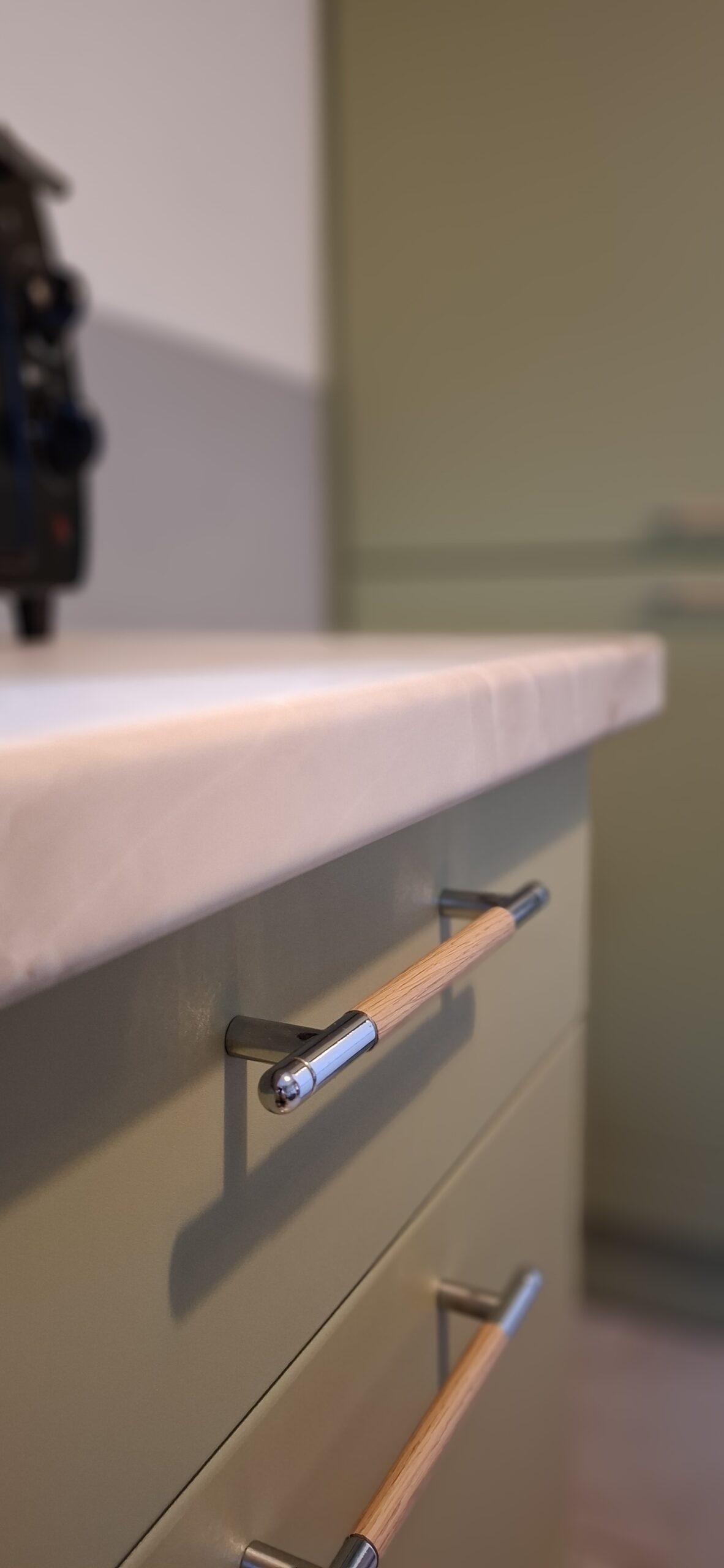 mit Holzelementen und Marmor- Arbeitsplatte - Womostyle Interior Concepts