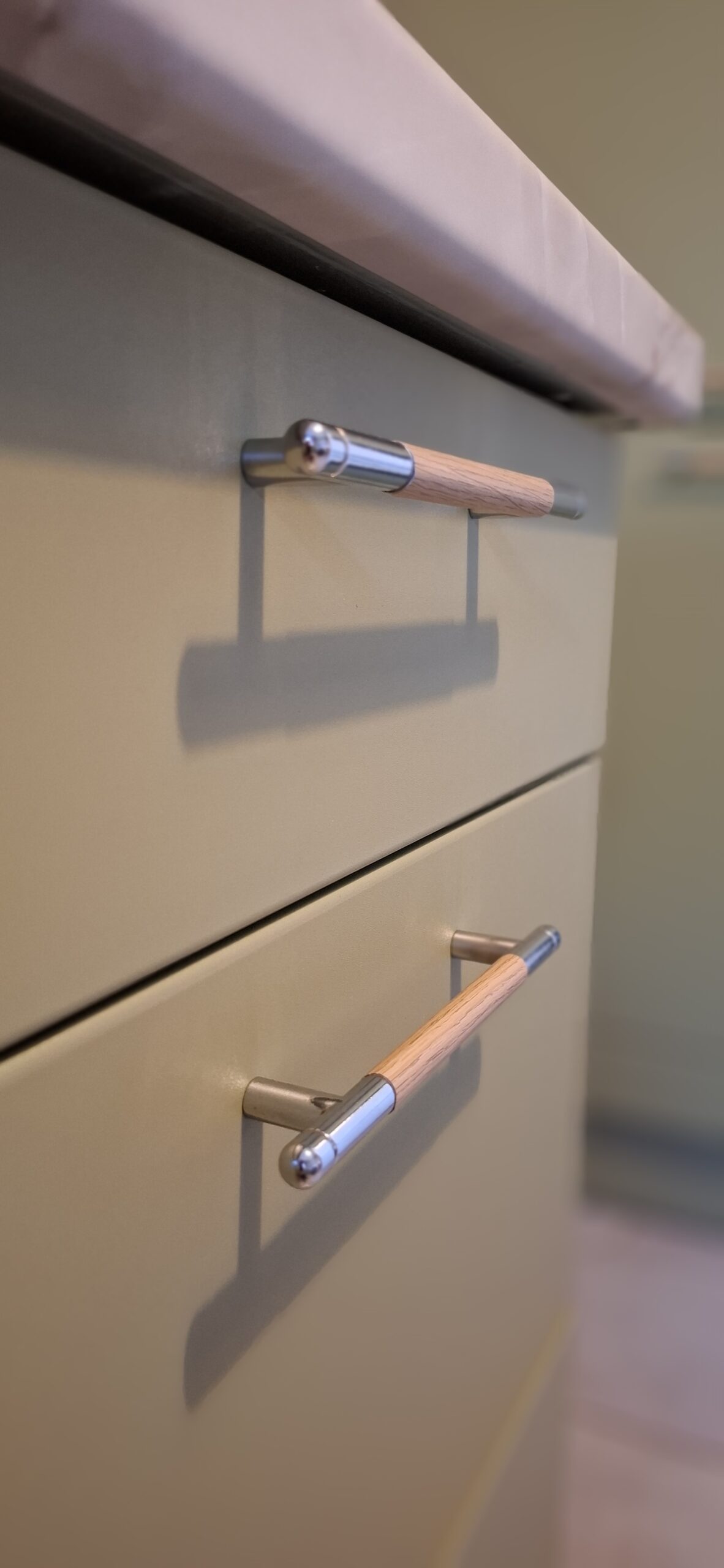 Küche in Grün matt mit Holzelementen und Marmor- Arbeitsplatte - Womostyle Interior Concepts