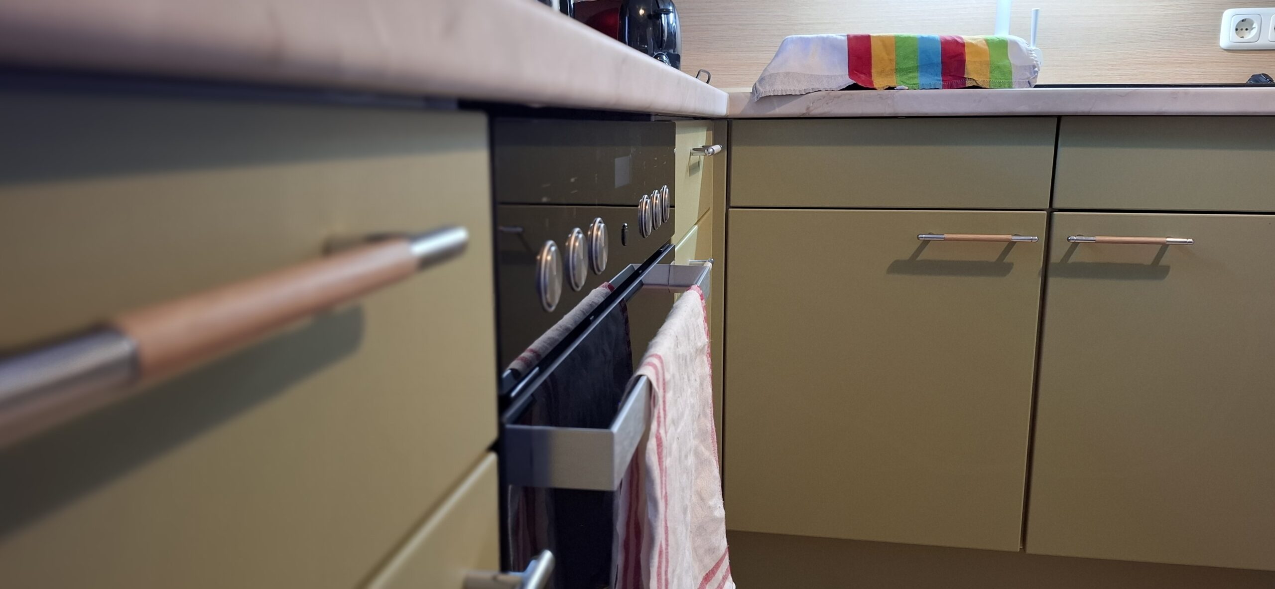 Küche in Grün matt mit Holzelementen und Marmor- Arbeitsplatte - Womostyle Interior Concepts