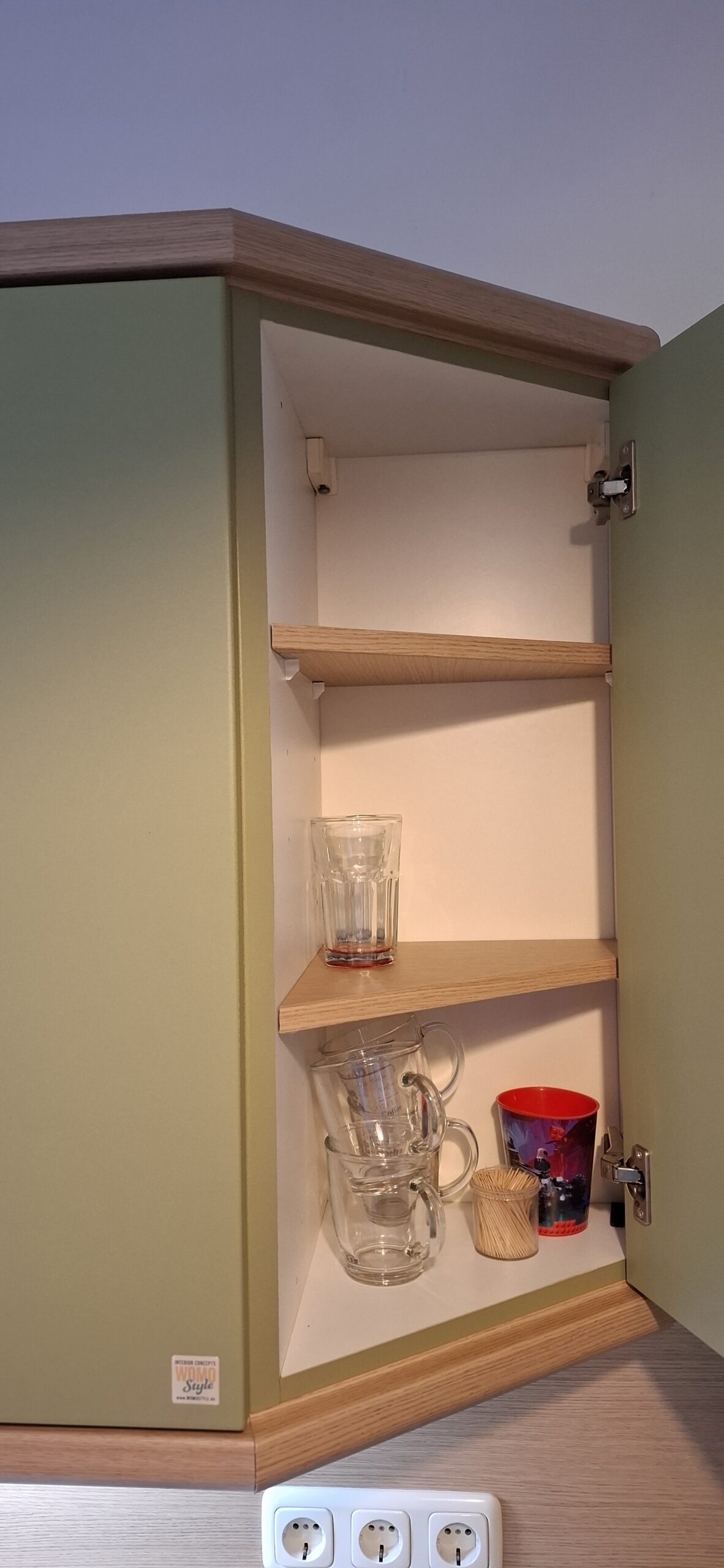 Küche in Grün matt mit Holzelementen und Marmor- Arbeitsplatte - Womostyle Interior Concepts