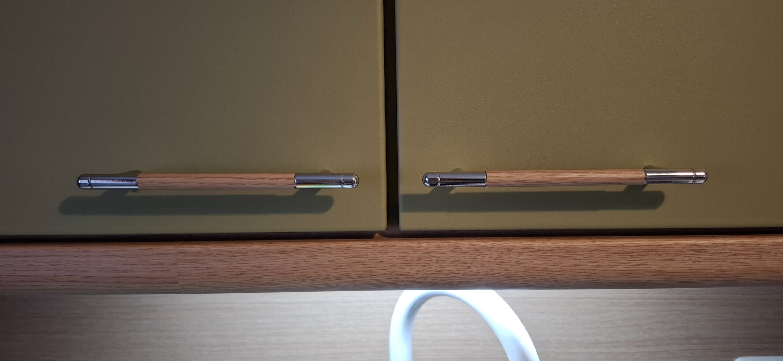 Küche in Grün matt mit Holzelementen und Marmor- Arbeitsplatte - Womostyle Interior Concepts