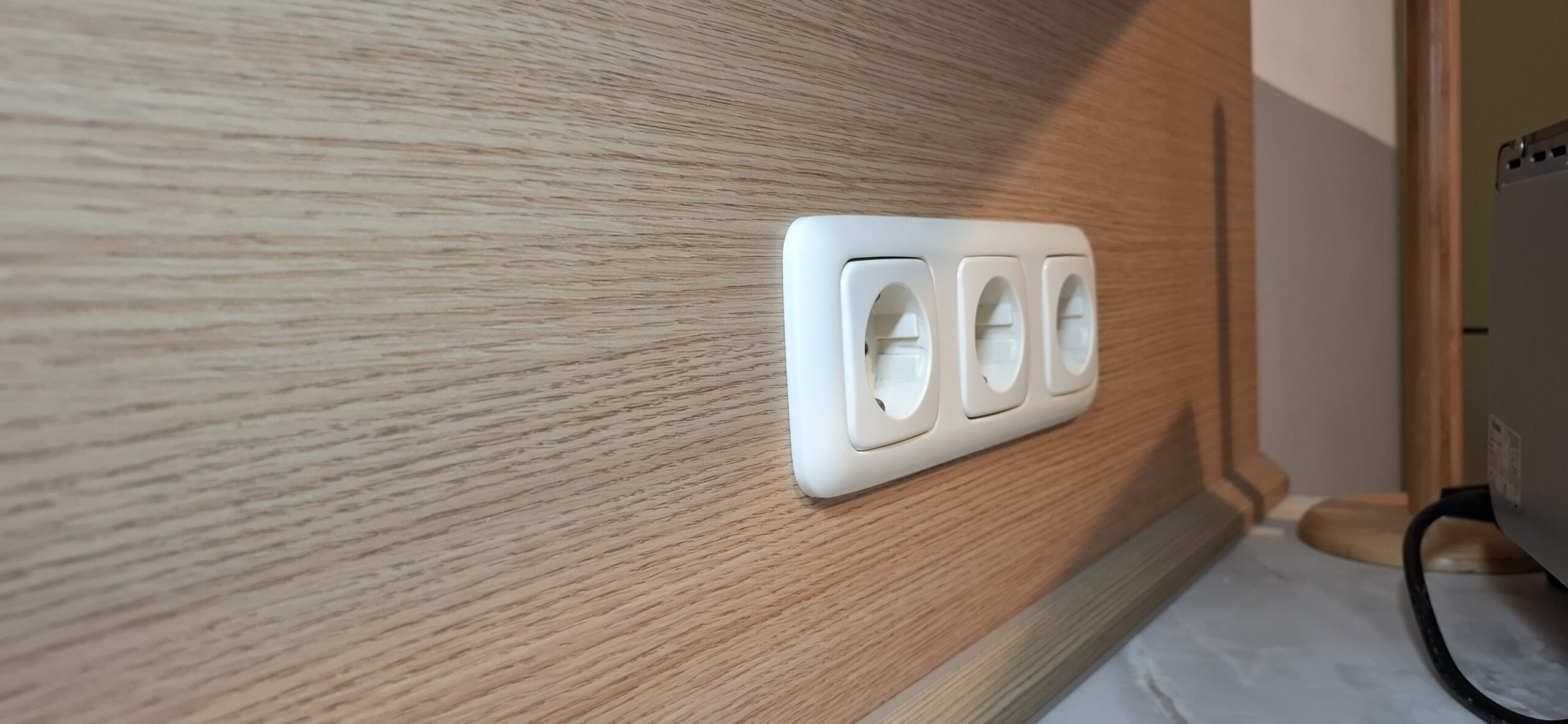 Küche in Grün matt mit Holzelementen und Marmor- Arbeitsplatte - Womostyle Interior Concepts